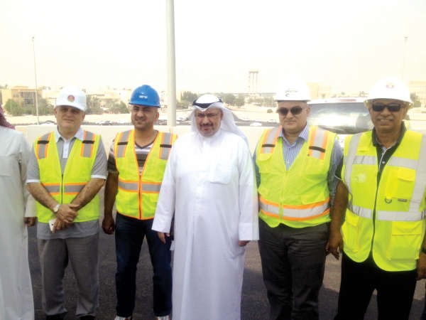م احمد الحصان مع عدد من مهندسي مشروع طريق الجهراء﻿