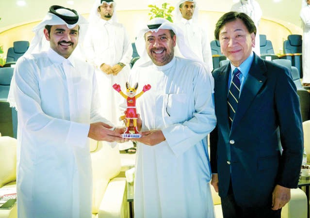 الشيخ احمد الفهد يتسلم درعا تذكارية﻿