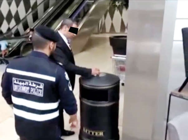 الزام احد الوافدين باطفاء السيجارة