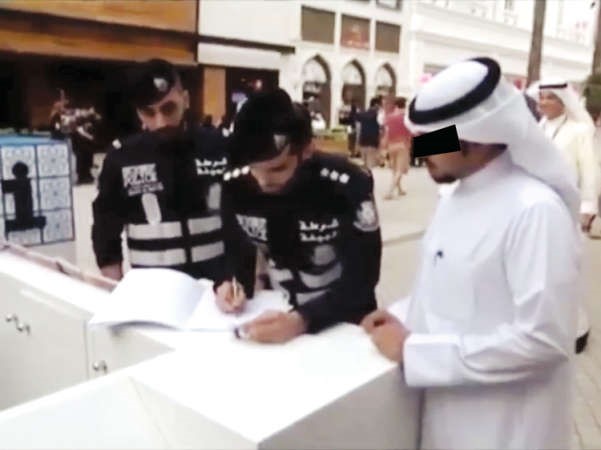 توقيع مواطن على تعهد في اطار حملة توعوية استعدادا لتطبيق قانون البيئة