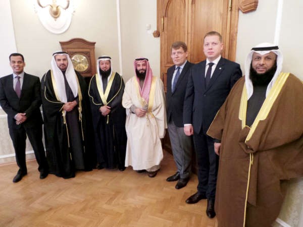 حمود الحمدان وسعود الحريجي وداحمد مطيع وحمدان العازمي مع رئيس غرفة تجارة وصناعة استونيا