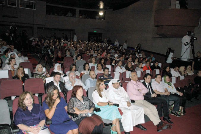 السفير المصري ياسر عاطف والملحق الثقافي دنبيل بهجت ووليد الخشتي والمخرج يعرب بورحمة واحمد الخلف في مقدمة الحضور انور الكندري