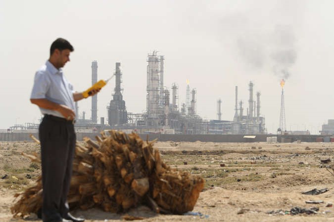 ارتفاع الانتاج النفطي في المنطقة الخليجية لكن القلق يتزايد من التلوث الذي تحدثه مصافي النفط بالمنطقة في وقت تتجه فيه الكويت لانشاء مصفاة جديدة وفي الصورة خبير يعاين مستوى التلوث في البصرة جنوب العراق		 		 	رويترز﻿