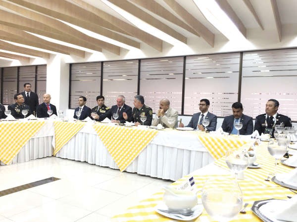 الشيخ احمد النواف خلال تواجده في الاجتماع