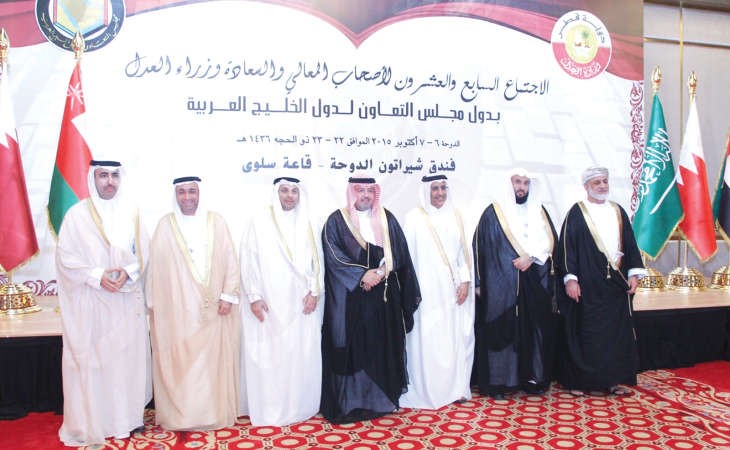 وزراء العدل في دول مجلس التعاون في صورة تذكارية على هامش اجتماعهم الاخير بالدوحة بمشاركة الوزير يعقوب الصانع﻿
