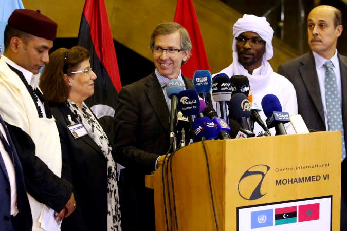 رئيس بعثة الامم المتحدة من اجل الدعم في ليبيا برناردينو ليون في مؤتمر صحافي عقده في مدينة الصخيرات المغربية امس 	افپ﻿