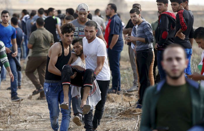 الفلسطينيون يحاولون اسعاف الجرحى الذين سقطوا في غزة نتيجة عنف الاحتلال الاسرائيلي امس افف - رويترز﻿
