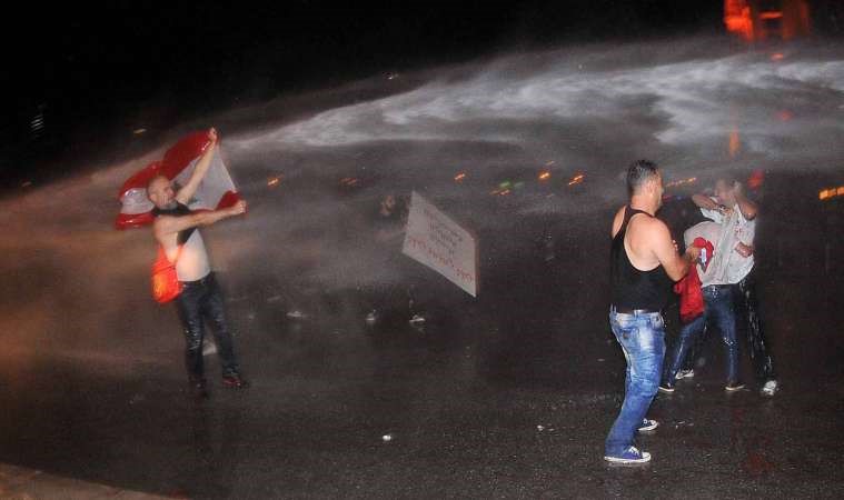 مواجهة بخراطيم المياه والقنابل المسيلة للدموع والحجارة بين قوى الامن والحراك المدني في ساحة الشهداء بوسط بيروت محمود الطويل