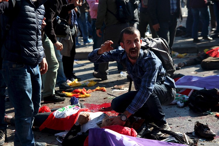وزير الداخلية التركي: 30 قتيلا و126 مصابا في هجوم أنقرة