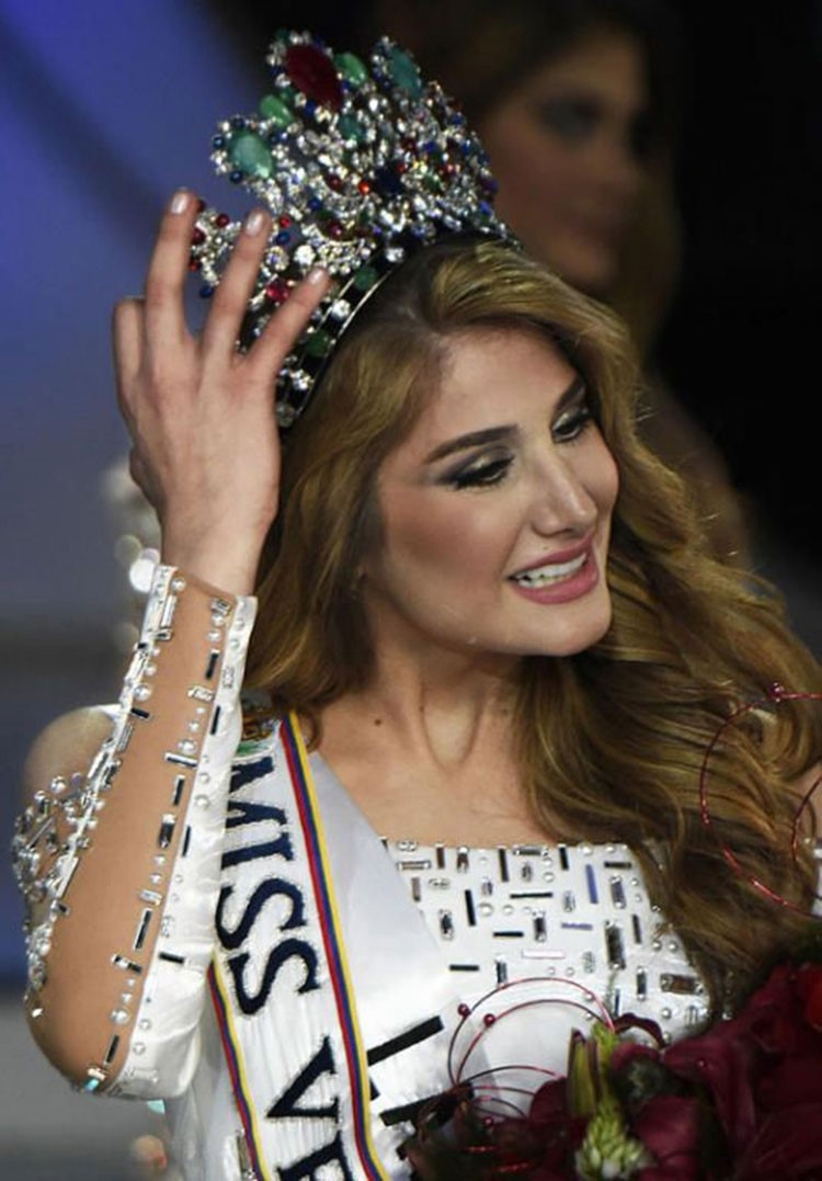 بالصور.. حسناء سورية تنتزع لقب ملكة جمال فنزويلا لعام 2015 