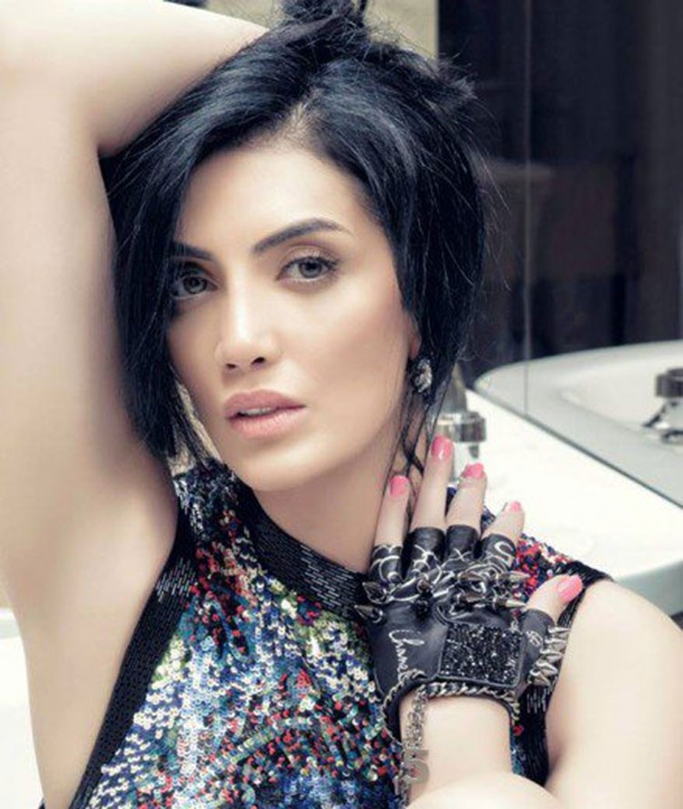 شاهد.. صورة مرعبة لحورية فرغلي وهل فشل عملية التجميل السبب؟