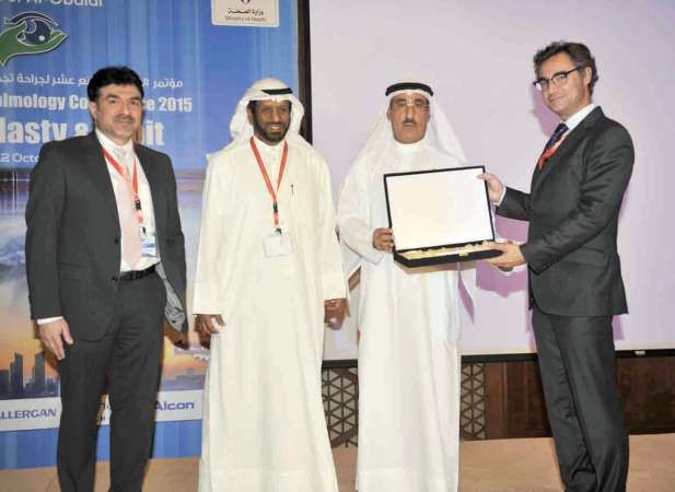 دقيس الدويري ودجمال المرجان ودفيصل جراغ يكرمون احد الاطباء