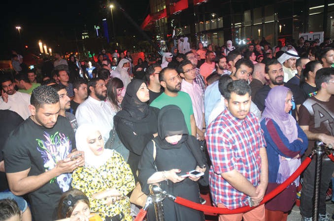 جماهير غفيرة بانتظار شراء الايفون في حفل الاطلاق الضخم
