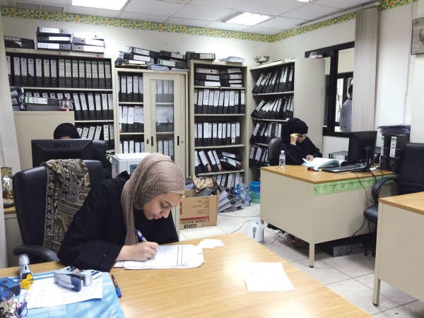 احدى الموظفات تقوم بانجاز معاملة