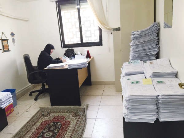 المعاملات مكدسة على المكاتب