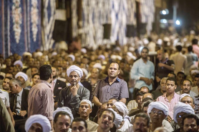 اهالى يتابعون ندوة انتخابية في الصعيد افپ