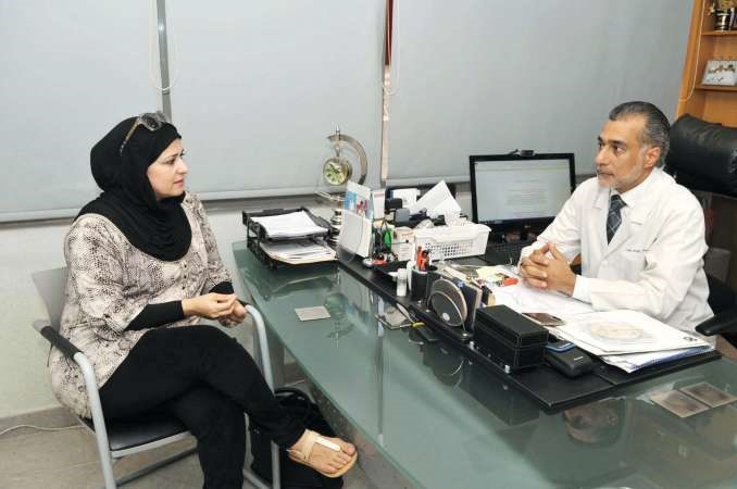 دعادل اشكناني متحدثا للزميلة حنان عبد المعبود قاسم باشا