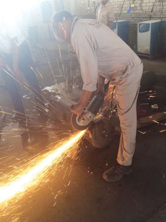 جانب من عملية قص سلندر الغاز لاخراج المضبوطات﻿