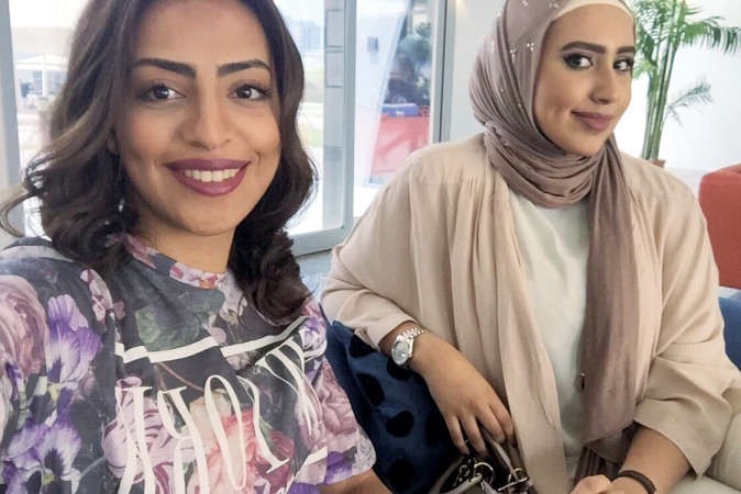 الطالبتان موضي الهدة وسعاد الخلف﻿