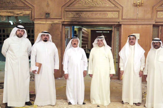 جواد بوخمسين وفيصل المقصيد خلال الزيارة الى مسجد الامام الصادق﻿