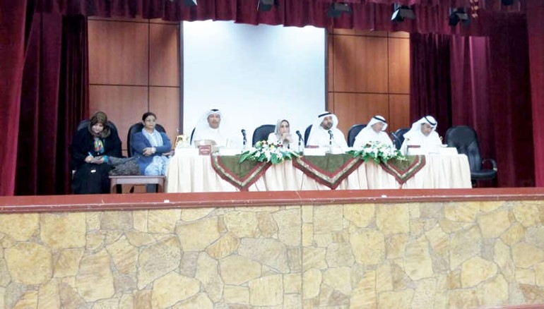 منصور الظفيري خلال اجتماعه مع مديري رياض الاطفال والمدارس الابتدائية﻿
