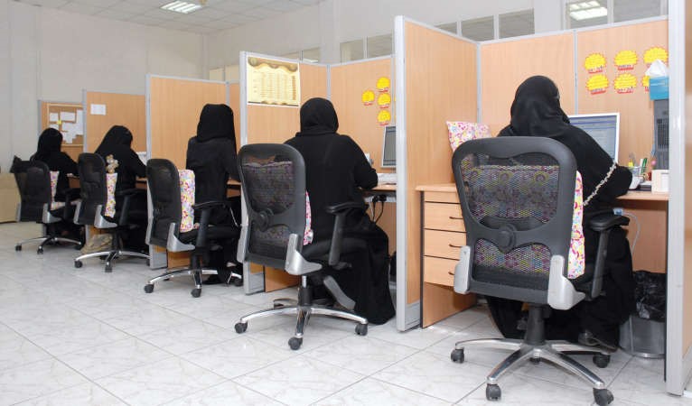 هل تنجح المرأة في التوفيق بين المهام الوظيفية والحياة الأسرية؟