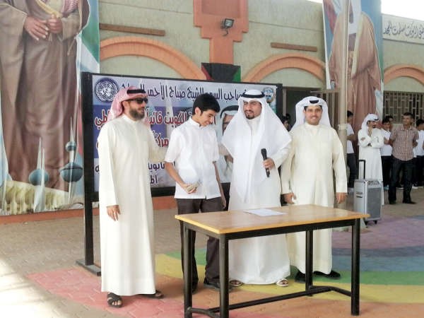 مدير المدرسة ومساعده مع احد الطلبة ﻿