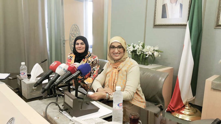 دهناء الخواري ودمنى اشكناني خلال المؤتمر﻿
