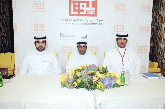سند الرومي متوسطا فهد الراشد وسعود المقلد خلال المؤتمر الصحافي