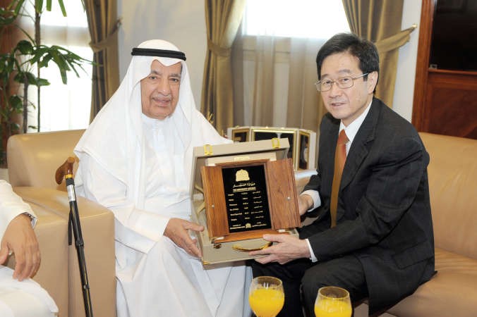 علي الغانم يقدم هدية تذكارية للسفير توشيهيرو تسوجيهارا