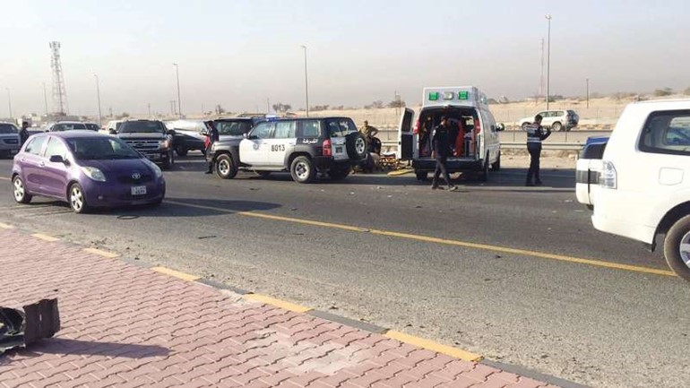 رجال الطوارئ يقدمون الاسعافات الاولية لمصابي الحرس الوطني﻿
