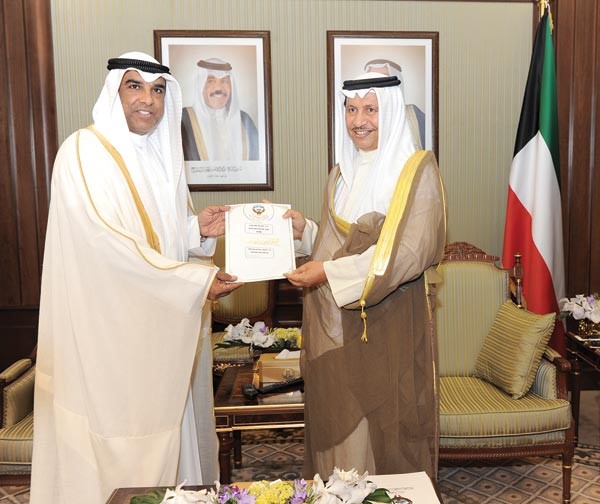 سمو رئيس مجلس الوزراء الشيخ جابر المبارك يسلم اقرار الذمة المالية الخاص به الى المستشار عبدالرحمن النمش