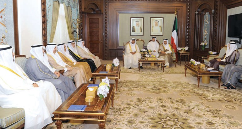 سمو رئيس الوزراء الشيخ جابر المبارك خلال استقباله رئيس الهيئة العامة لمكافحة الفساد المستشار عبدالرحمن النمش واعضاء مجلس امناء الهيئة