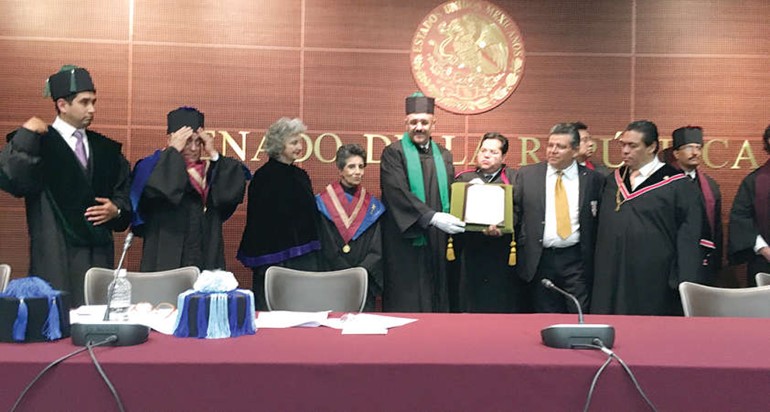 السفير سميح جوهر حيات خلال منحه شهادة الدكتوراه الفخرية من جامعة المكسيك الدولية الحكومية 