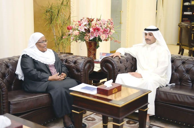 الغانم خلال استقبالهنائب رئيس البرلمان العربي سامية احمد