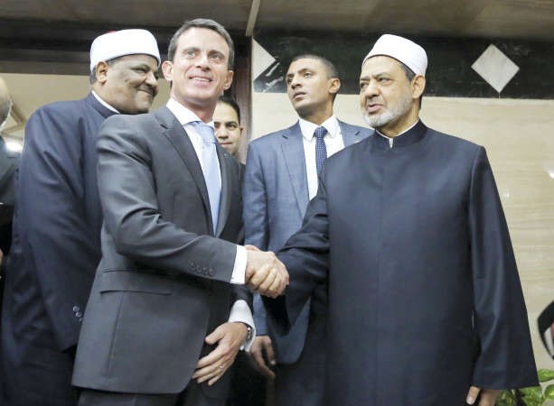 شيخ الازهر داحمد الطيب مستقبلا رئيس الوزراء الفرنسي مانويل فالس			رويترز﻿