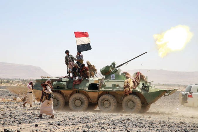 عناصر في المقاومة الشعبية الموالية للرئيس اليمني عبد ربه منصور هادي تقصف من مواقعها في جنوب مارب اهدافا للحوثيين	 افپ﻿
