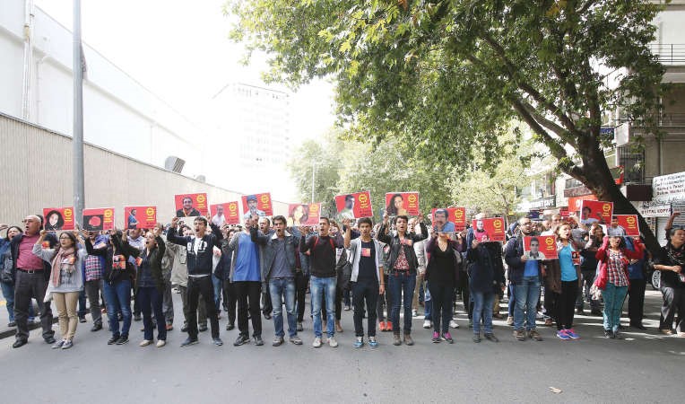 متظاهرون من حزب العمال التركي يرفعون صور زملائهم الذين سقطوا في تفجيري انقرة امس الاول		 افپ ﻿