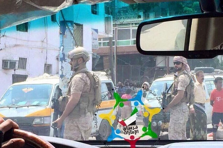 بالصور.. ذياب نجل الشيخ محمد بن زايد بالزي العسكري مع قوات التحالف في شوارع عدن