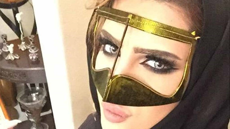 بالصور.. إيرانية تعيش في الكويت يتابعها الآلاف.. تنافس النجمات بماكياجها وتسريحات شعرها 