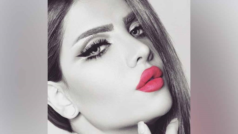 بالصور.. إيرانية تعيش في الكويت يتابعها الآلاف.. تنافس النجمات بماكياجها وتسريحات شعرها 