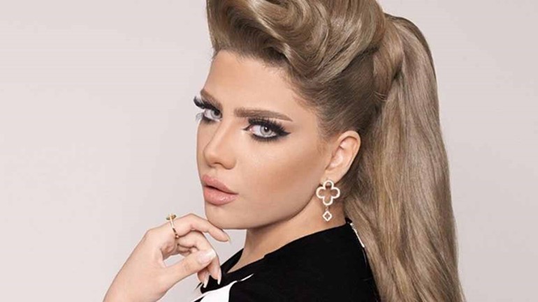 بالصور.. إيرانية تعيش في الكويت يتابعها الآلاف.. تنافس النجمات بماكياجها وتسريحات شعرها 