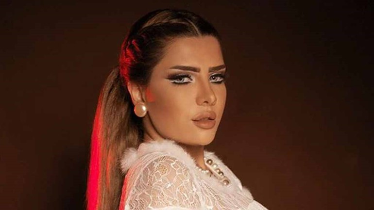 بالصور.. إيرانية تعيش في الكويت يتابعها الآلاف.. تنافس النجمات بماكياجها وتسريحات شعرها 