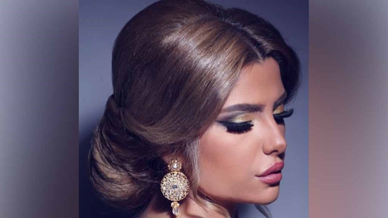 بالصور.. إيرانية تعيش في الكويت يتابعها الآلاف.. تنافس النجمات بماكياجها وتسريحات شعرها 