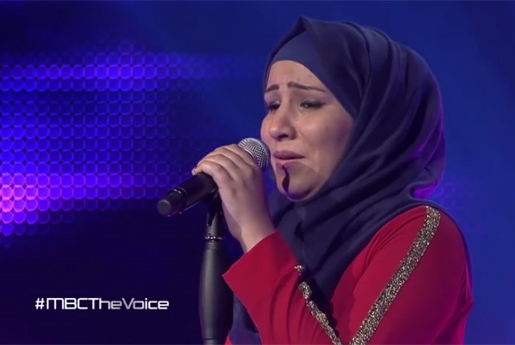 بالفيديو.. اول متسابقة محجبة في "the voice" تبهر الجميع بصوتها 