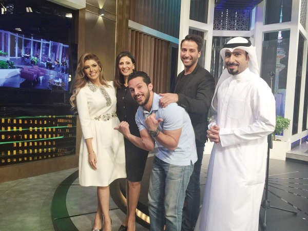 الاعلامية كريمة عوض ومقدمو ليالي الكويت الشباب وفرحة ببداية البرنامج