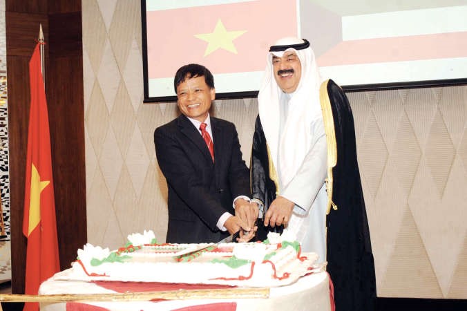 نائب وزير الخارجية خالد الجارالله مشاركا السفير الفيتنامي نغوين هونج ثاو قطع كيكة الاحتفال﻿