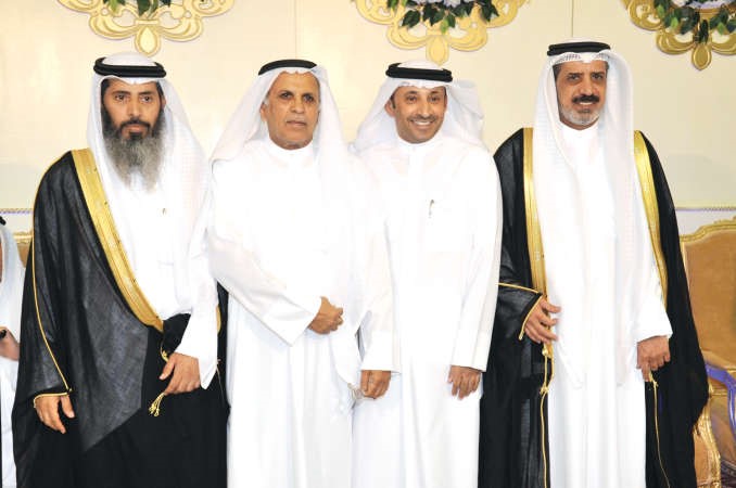 عايض ابوخوصة ومحمد الخليفة يهنئان
﻿