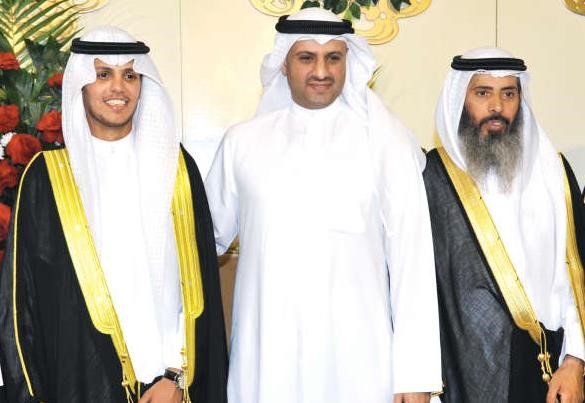 فيصل اليحيى متوسطا المعرس ووالده نايف المرداس﻿