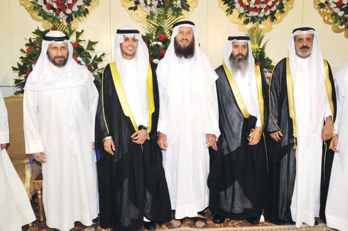 خالد السلطان وعبداللطيف العميري يباركان للمعرس ووالده وعمه سعود المرداس
﻿